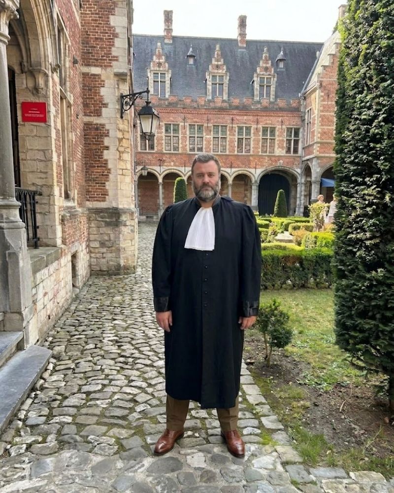 Peter Nuytens in toga aan het gerechtsgebouw in Mechelen